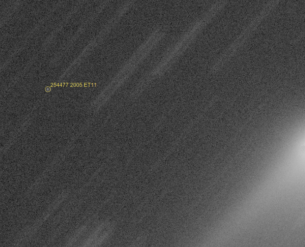Vue rapprochée de 2005 ET11 (avec la queue de 67P à droite).